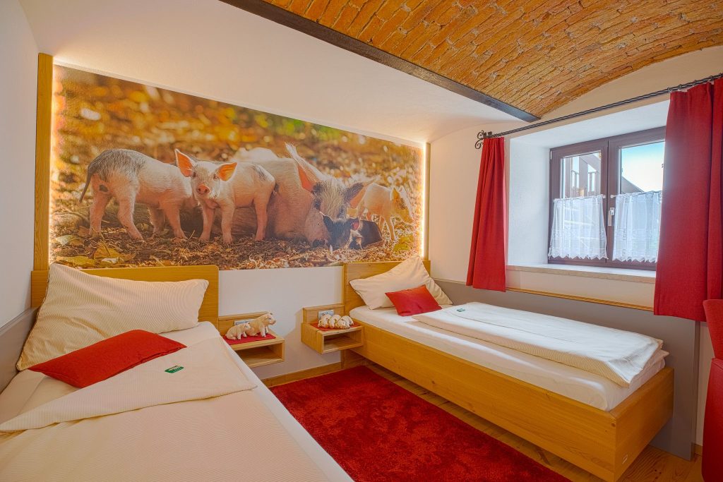 Schlafzimmer von der Schweinchenwohnung mit getrennten Betten