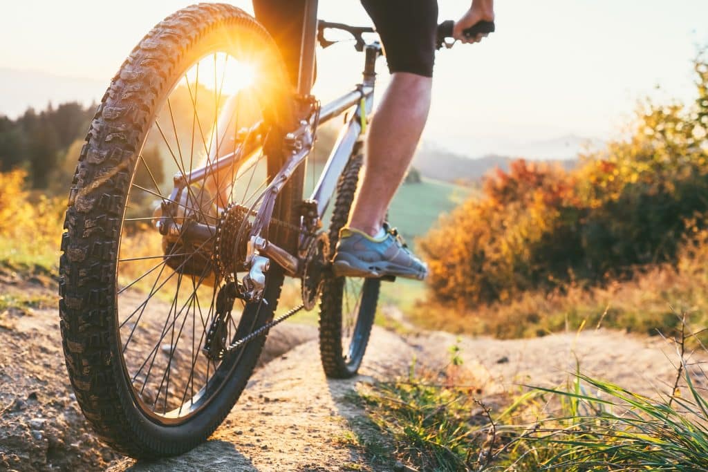 E-Bike fahrer beim fahren auf einer Schotterstraße